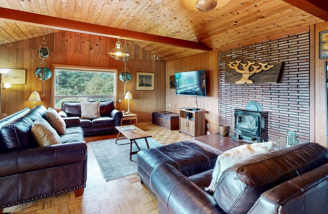 Beach cottage with beach views, beach access, electric fireplace, deck - Dogs OK
