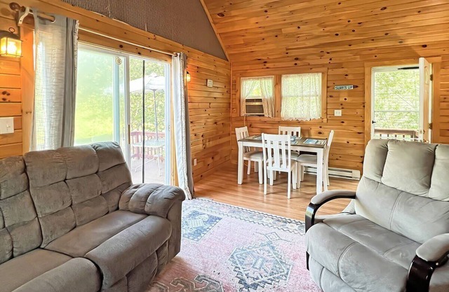 Beach Daze - Charming 2-Bedroom Cottage in York, Southern Maine Coast