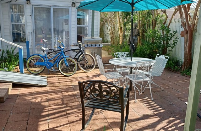 BEACH & DOWNTOWN 5 BLOCKS, COURTYARD WITH GRILL, FULL HOUSE GENERATOR, 4 BIKES