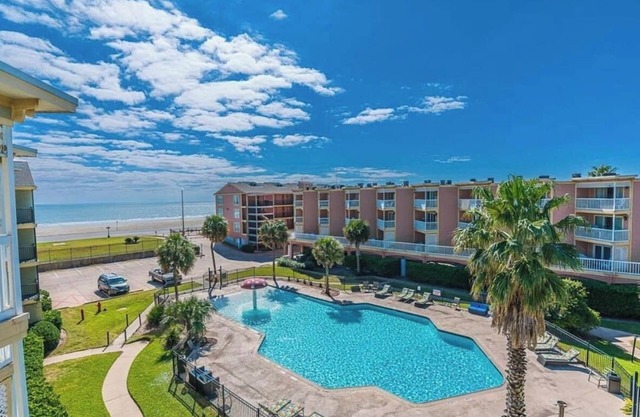 🏝Beach Escape🏝Top-Floor Ocean views ~ Heated Pool ~