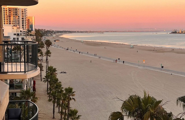 Beach front Condo with Direct access to the beach