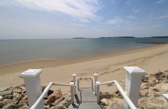 Beach Front Cottage With Spacious Deck (1465)