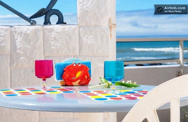 BEACH-FRONT COTTAGE/STUDIO. ROMANCE FOR 2. Linen provided.