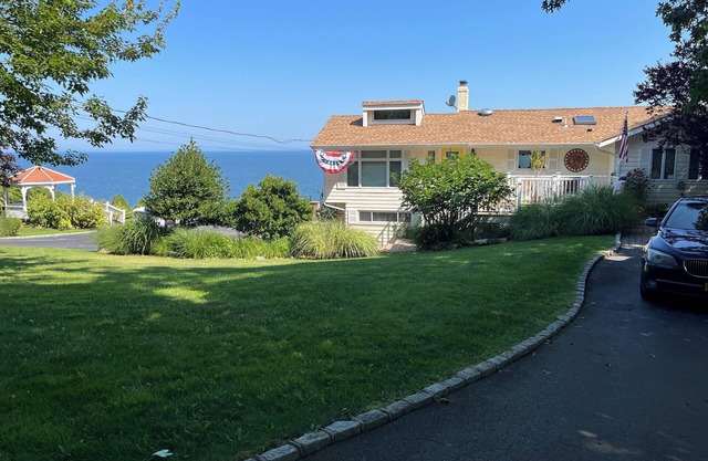 Beach front house amazing views 3/3, 8 person spa covered granite wet bar 55” TV