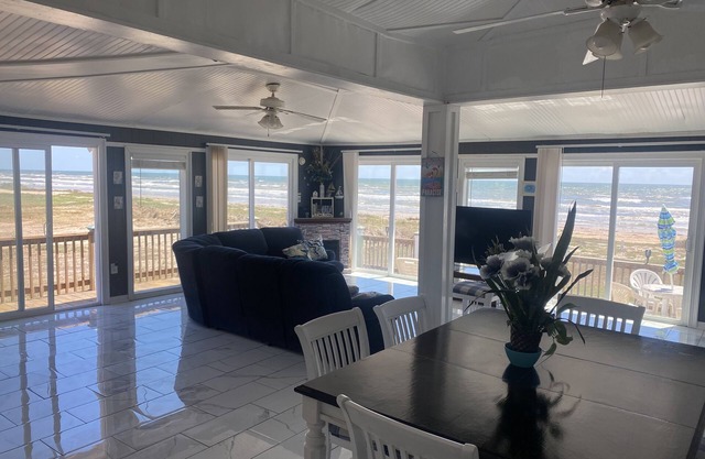 BEACH FRONT ISLAND COTTAGE 3 BEDROOM,1 BA PETS MUST BE DECLARED WHEN BOOKED.