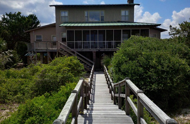 BEACH FRONT with PRIVATE WALKWAY, Pet-friendly. Minimum 7 nights, Sat-to-Sat