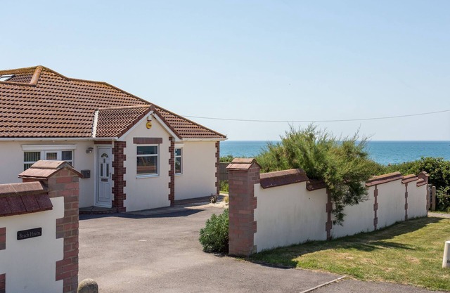 BEACH HAVEN, pet friendly, country holiday cottage in West Bexington