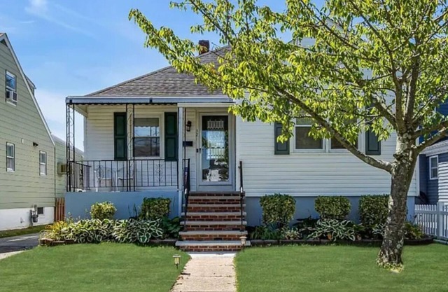 *Beach Home - 21/2 blocks from the Beach *