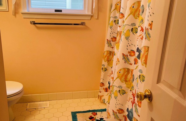 Beach Homen1.5 Blocks from beach -off-street parking completely renovated 2024.