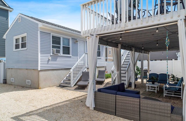 Beach house 2 blocks from the board walk, parking, beach towels and badges