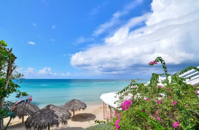 Beach House Condos: Beachfront Penthouse - 7mile Beach Jamaica