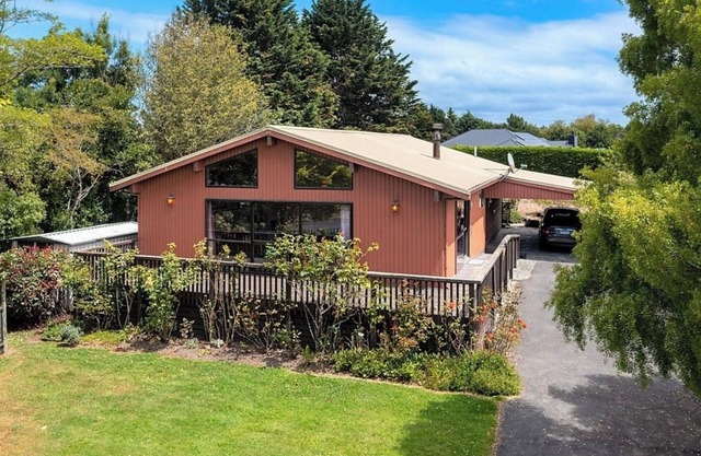 Beach House Family Getaway n2min walk to beach nWarm sunny home unwind & relax