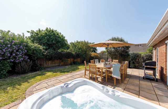 Beach house for 10 with hot tub & garden