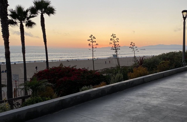 Beach House in the heart of Downtown Manhattan Beach!