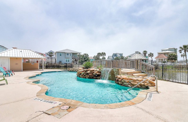 Beach house with full kitchen, W/D & access to community pool