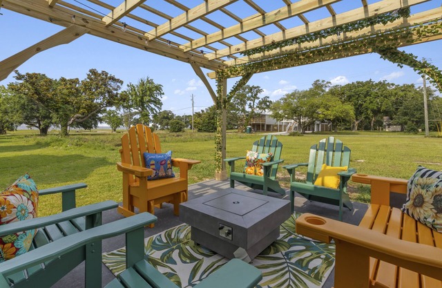 Beach Oasis 5-bedroom Single-Level Family Home within walking distance to Beach