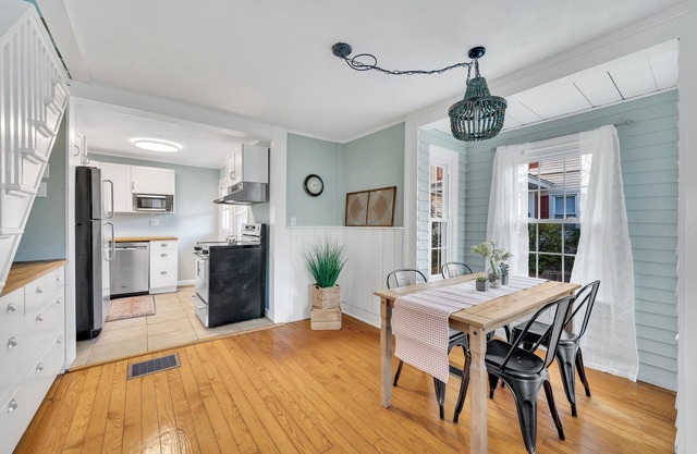 Beach Retreat - 5 beds , 2 kitchens @ Salt Island- Westbrook -walk to water