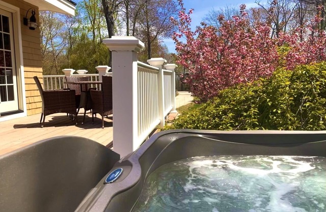 Beach Retreat with deck and hot tub - short walk to ocean