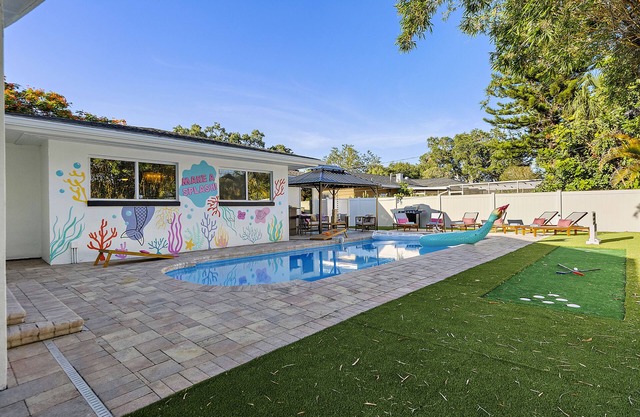 Beach Tropics Heated Pool House, Golf + Fire Pit!