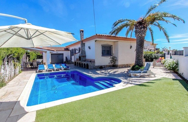 Beach Vibes Villa less than 1km to town and sea!
