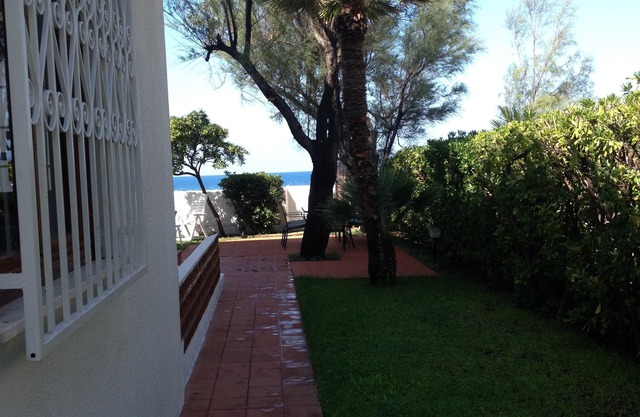 Beach villa facing Cirella island with garden and private parking