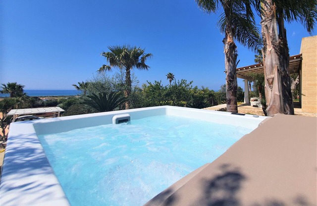 Beach villa w/heated whirlpool & amazing sea view