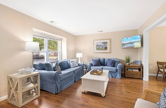 Beaches at the Bay, 2 Blocks to the Beach, pet friendly