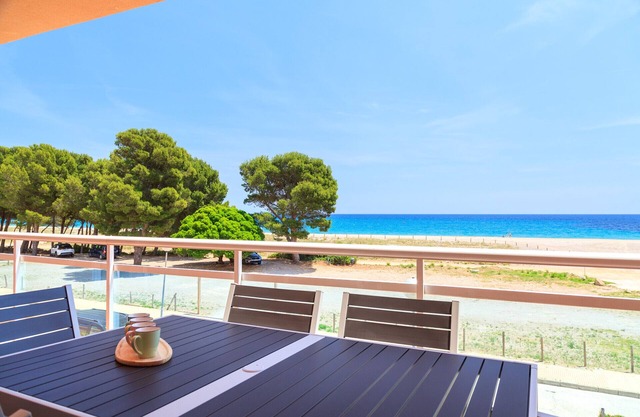 Beachfront apartment perfect for families · UHC ARCO DEL SOL 277
