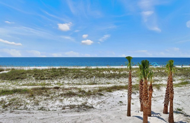 Beachfront 2BR Townhouse - Beach Access - Walk to Restaurants - Pelican Roost A