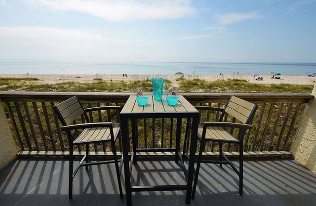 BEACHFRONT 2BR CONDO W/POOL*PRIVATE USE OF 3 BIKES & 2 KAYAKS