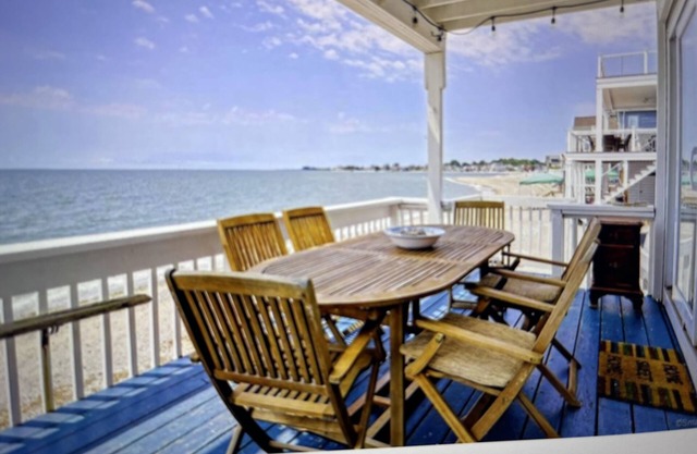 Beachfront 3-bedroom vacation home just 14 minutes from Yale University