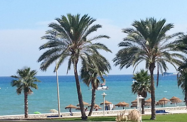 Beachfront 4bedrooms apartment, free WIFI, free parking,