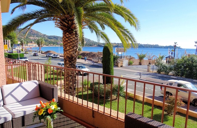 Beachfront apartment for 6 people, sea and beach views