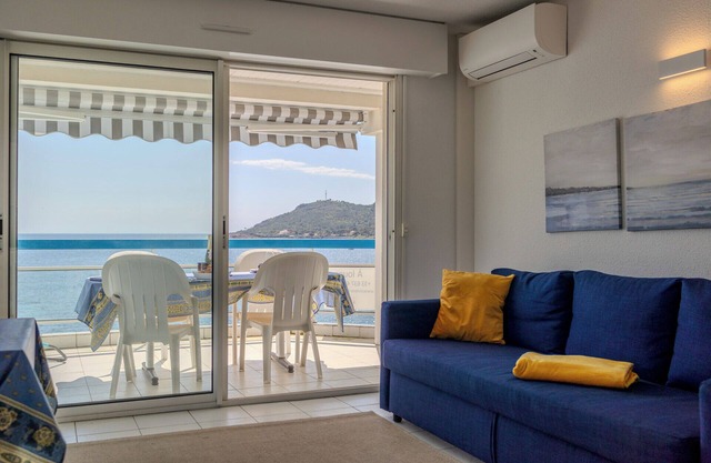 Beachfront apartment with sea view for four persons in the town centre