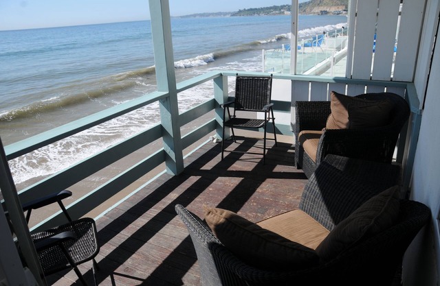 Beachfront Apt - Exclusive Malibu Rd.