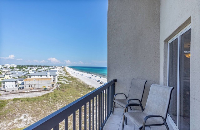 Beachfront Bliss: 3BR/3BA Condo with Balcony & Pools at Pinnacle Port