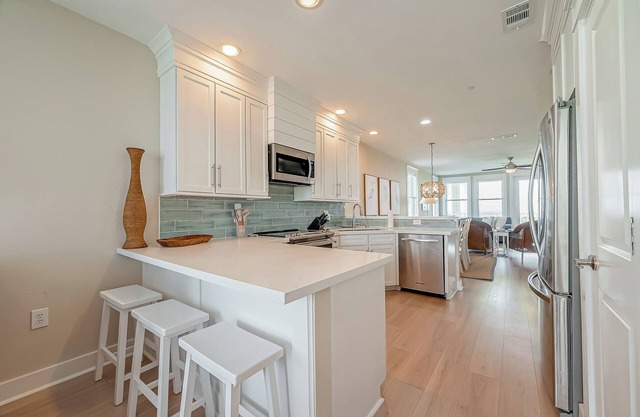 BEACHFRONT BLISS! Open Kitchen and Dining-Community Pools-Bunk Room-Balcony