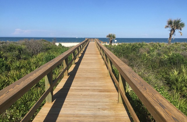 Beachfront Condo- Panoramic Ocean View from Wraparound Balcony, POOLS Pickleball