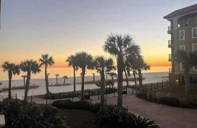 Beachfront Condo with Beautiful Sunset Views. Gorgeous Pool.