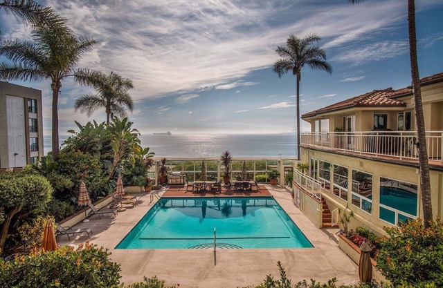 Beachfront Condo - Walk to Restaurants & Attractions