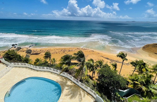 Beachfront Condo with Amaing Ocean View. walk to Beaches & Restaurants