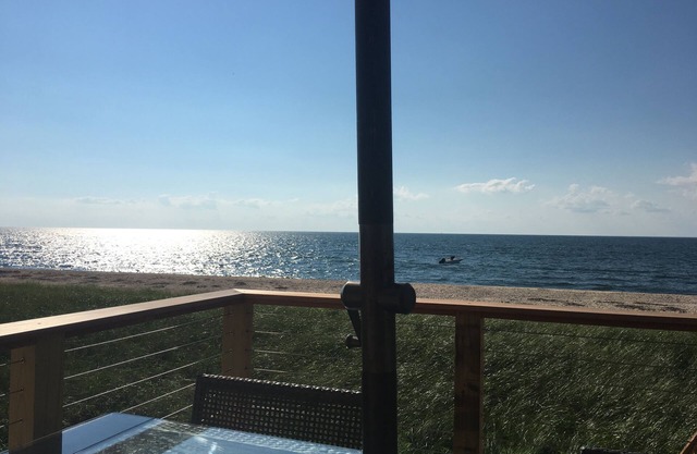 Beachfront - endless sunsets, sandy beach, cozy sunroom & open concept kitchen