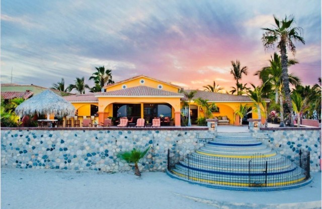 Beachfront Estate Sleeps 12! Walk everywhere in Los Barriles with pool & spa