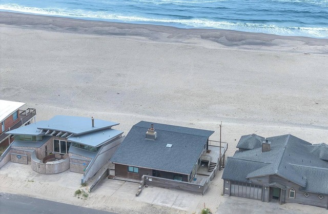 Beachfront Home w/Amazing Views, Large Deck, Easy Beach Access, Close to Town
