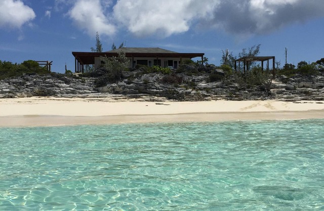 Beachfront - Incredible View- Beach Steps Away, Family And Pet Friendly