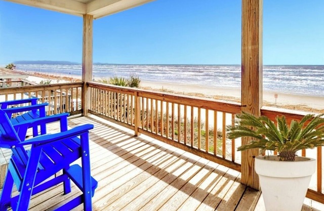 Beachfront! Location, Views, Surround Sound, Gas Grill, Beach Tent + Toys!