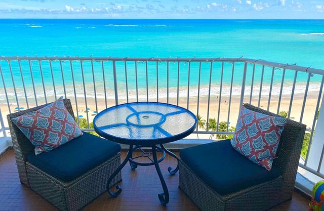 Beachfront Lux Gem in of Isla Verde Walk 2 Eat