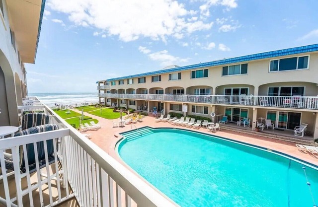 Beachfront Oceanview condo 2/2 with Pool Win-San - Steps to Flagler