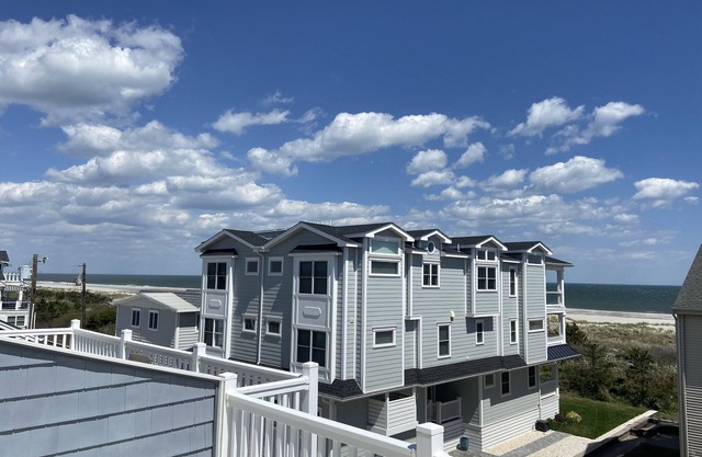 Beachfront Paradise: 5BR Upscale Home with Multiple Decks and Ocean Views