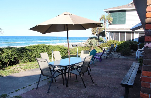 Beachfront✔️ Pets✔️ Single family home. Quiet. Gorgeous sunsets from patio 🌅